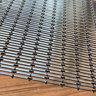 正面のステンレス鋼の建築網は装飾的な塀のために黒い編まれたワイヤー スプレーに金属をかぶせる