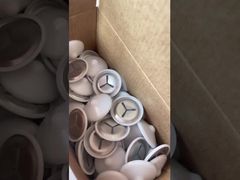 絶縁ピンを固定するためのドームキャップの有無にかかわらずサイズカスタマイズ可能な絶縁クリップ